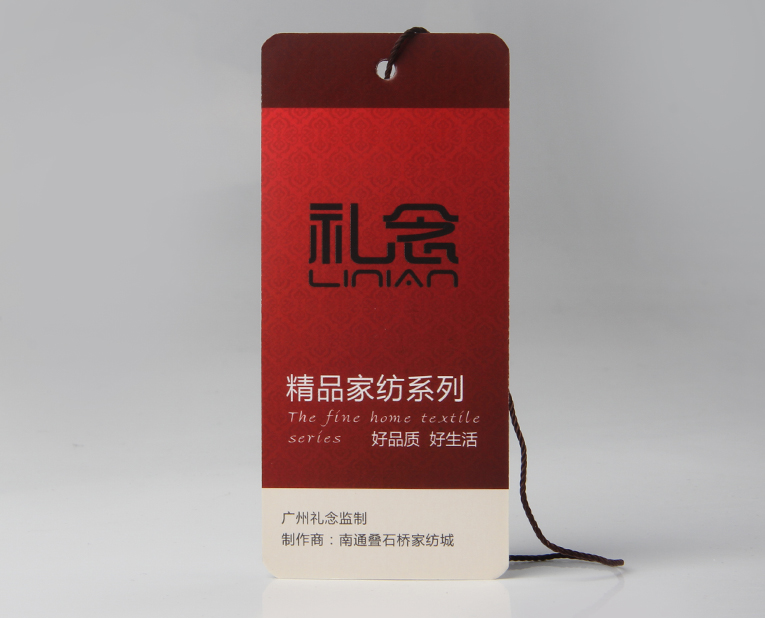 衣服吊牌在定做時(shí)出幺蛾子，制造商這樣做不懼怕劃痕