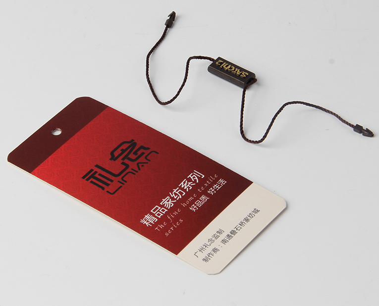 衣服吊牌在定做時(shí)出幺蛾子，制造商這樣做不懼怕劃痕