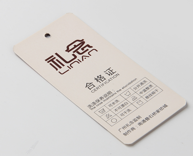 衣服吊牌在定做時(shí)出幺蛾子，制造商這樣做不懼怕劃痕