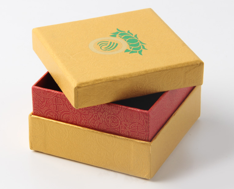 代表化妝品盒子廠家的老師傅，仔細(xì)比對3個(gè)小時(shí)，只為品質(zhì)