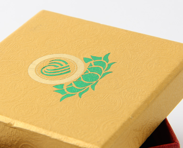 代表化妝品盒子廠家的老師傅，仔細(xì)比對3個(gè)小時(shí)，只為品質(zhì)