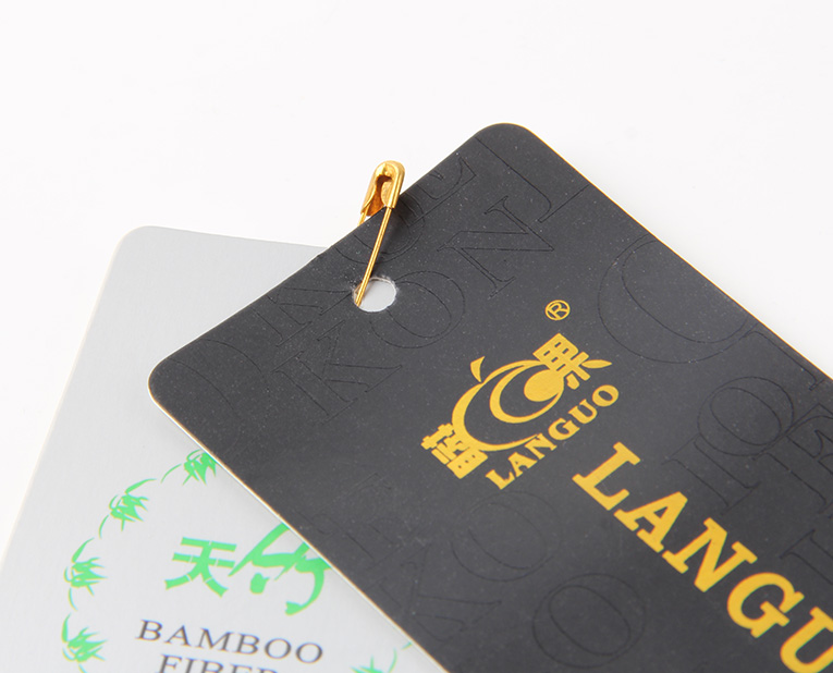 在選擇服裝紙牌定做工藝時，客人并不是最大的